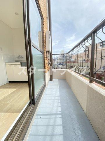 大阪市淀川区東三国６丁目の賃貸マンションのバルコニー