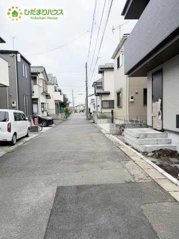 流山市東初石166①　新築戸建　1号棟の前面道路含む現地写真|接道：北東約5ｍ私道