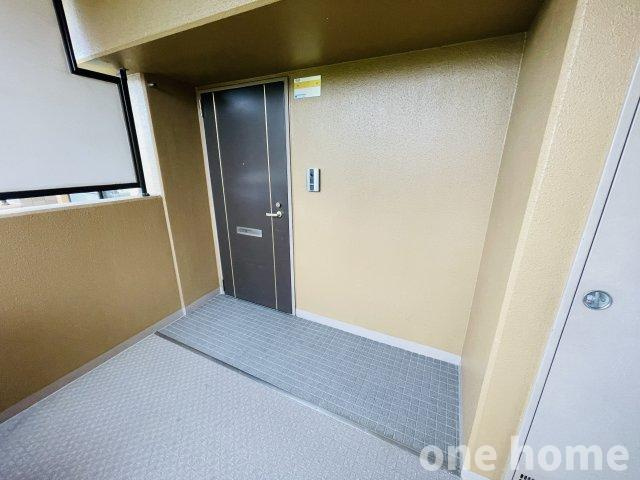セントポリア東三国の玄関|◆玄関前にはアルコーブ部分があり、すぐに共用廊下でなく、プライバシーが守られます！
