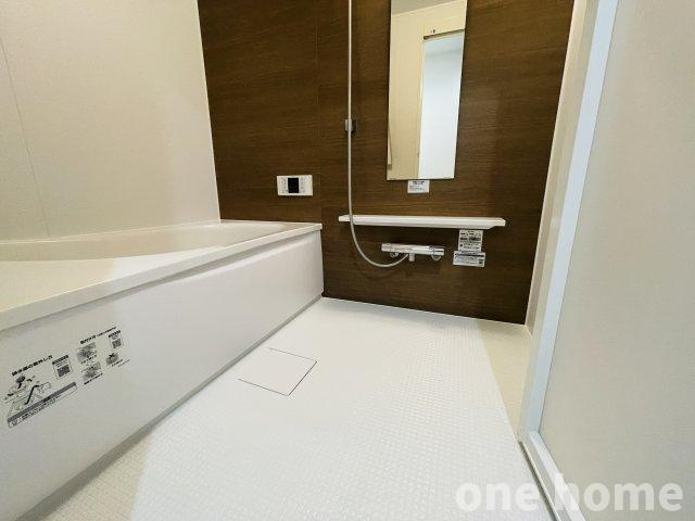 セントポリア東三国の浴室|◆新調された浴室は、アクセントパネルが落ち着いた雰囲気を演出♪一日の疲れをリフレッシュできますね♪
◆追い焚き機能（差し湯タイプ）付きです！