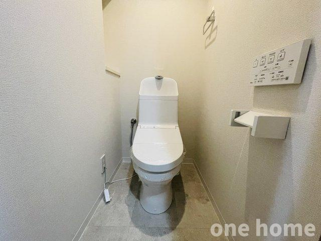 セントポリア東三国のトイレ|◆新調された温水洗浄便座付きトイレです！操作がしやすい壁掛けリモコン♪
◆トイレットペーパーホルダー・タオル掛けもございます！