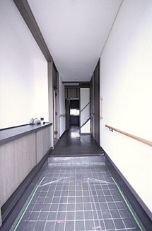 【玄関】 | KEM日光市猪倉1期　中古戸建 | 〇玄関〇
広さのある玄関です。ホールには手すりがございます。