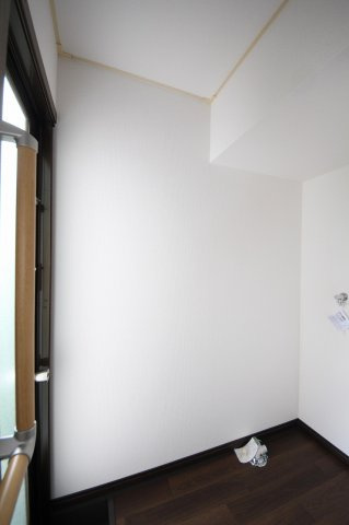 KEM日光市猪倉1期　中古戸建のランドリースペース|〇洗濯機置き場〇
室内に洗濯機置き場で向かって左手は勝手口です。