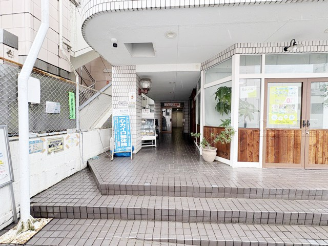 【エントランス】 | ヴェノス経堂 | マンションの正面エントランス。出入りする人間を癒してくれるマンション入り口であり、その建物の「顔」でもあります。～即日のご見学可能～　お問合せはお気軽にどうぞ。
