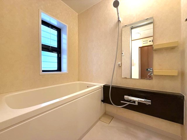【浴室】 | ウエストタウン | 家族の入浴時間がずれても温められる追い焚き機能付きのバスルーム☆小窓があるので湿気がこもりにくくて良いですね☆