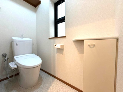【トイレ】 | ウエストタウン | トイレは温水洗浄便座付き♪人気のバストイレ別です♪窓のあるトイレで換気もOK☆嫌なニオイがこもりません♪小物を置ける便利な棚やタオルハンガーも付いています♪