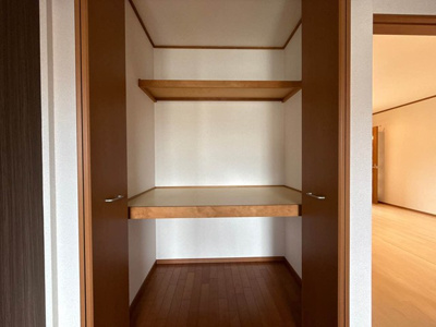 【収納】 | ウエストタウン | 角部屋洋室6帖のお部屋にある収納スペースです！奥行きのある収納スペースで荷物の多い方も安心！