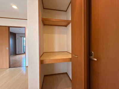 【収納】 | ウエストタウン | 洗面所前にある収納スペースです♪お掃除用品などもすっきり収納できて便利！