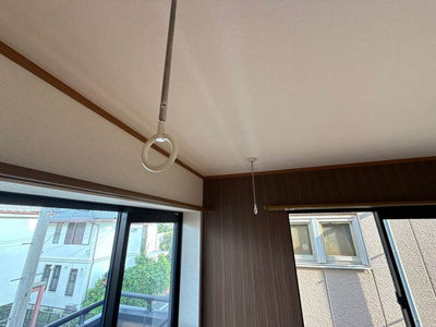 【設備】 | ウエストタウン | 角部屋洋室6帖のお部屋にある室内物干しです！雨の日やお出掛け時の室内干しにとても便利☆花粉や梅雨の時期に重宝しますね♪