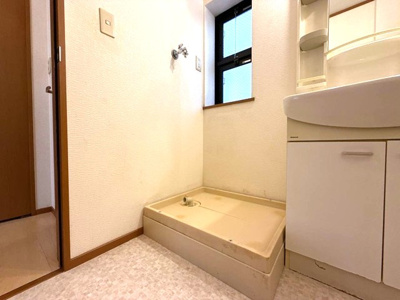 【設備】 | ウエストタウン | 洗面所にある室内洗濯機置き場です♪防水パンが付いているので万が一の漏水にも安心です！