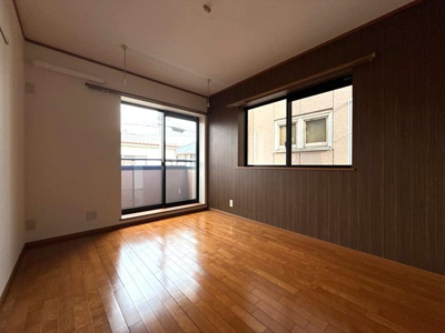 【洋室】 | ウエストタウン | 東向き洋室6帖☆バルコニーに繋がる角部屋二面採光のお部屋です！洋室のお部屋は毎日のお手入れもラクラクできちゃいます！便利な室内物干しを完備☆
