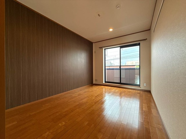 【洋室】 | ウエストタウン | 東向き洋室6帖☆オシャレなアクセントクロスが魅力的なお部屋です☆子供部屋や書斎・寝室など多用途に使えそうなお部屋です♪