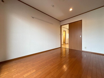 【子供部屋】 | ウエストタウン | 東向き洋室6帖☆バルコニー側からの眺めです♪壁にはピクチャーレールがあり、絵や写真が飾れます☆ハンガー掛けとしても便利！