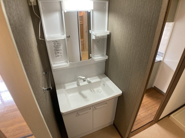 ベガ中上の洗面所|シャワー付きの洗面台、脱衣所も広々してます
