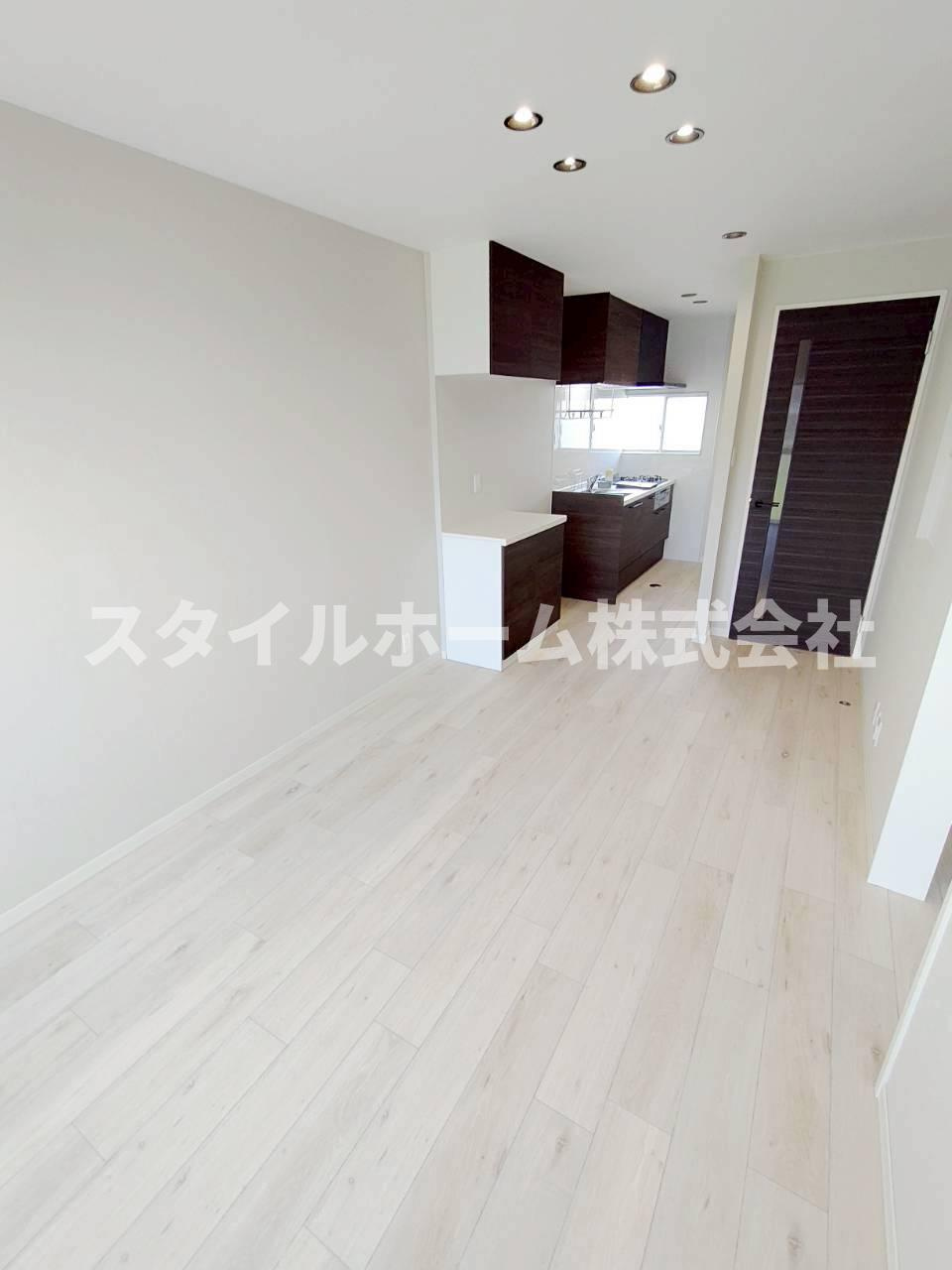 フレグランススズキAの居間・リビング|同建物内別部屋（間取り違います。）の写真です。