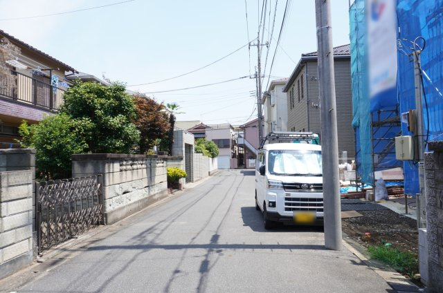 草加市新善町 新築分譲住宅 の前面道路含む現地写真