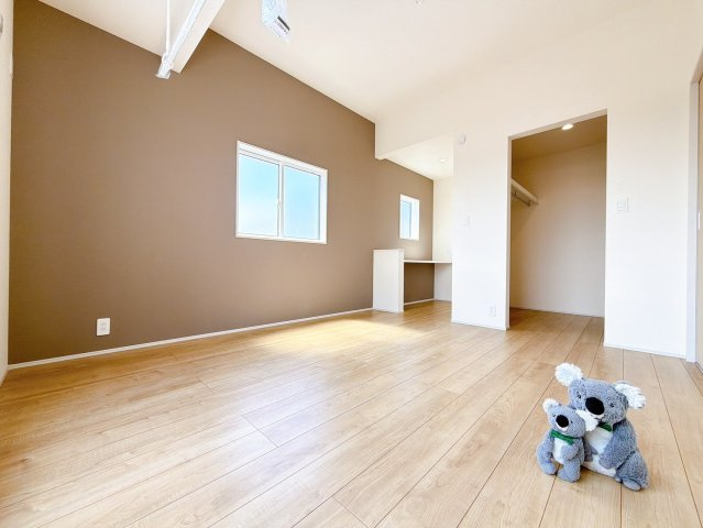 【洋室】 | 前橋市北代田町　新築住宅 | 窓からそそがれる暖かみのある明るい空間。広々としたプライベート空間で自分の時間を楽しめます。フローリング仕様で普段のお掃除も楽々です。