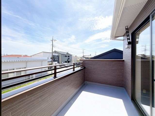 【バルコニー】 | 前橋市北代田町　新築住宅 | 陽光がたっぷり差し込むバルコニーは、家族のくつろぎぎ空間。グリーンを飾ったりチェアを置いて読書を楽しむなど、自分だけのアウトドアリビングとしても活用できます。