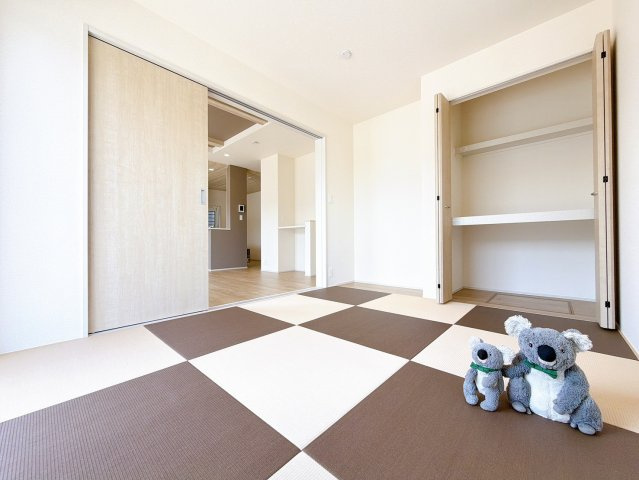 【和室】 | 前橋市北代田町　新築住宅 | LDKに隣接している和室。お子様を遊ばせたりお昼寝させたりしながら家事を行えます。
