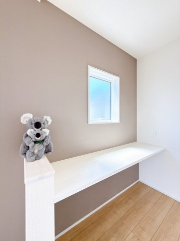 【その他】 | 前橋市北代田町　新築住宅 | 8.5帖の主寝室はカウンター付き！
読書やワークスペースとしてもお使いいただけます。