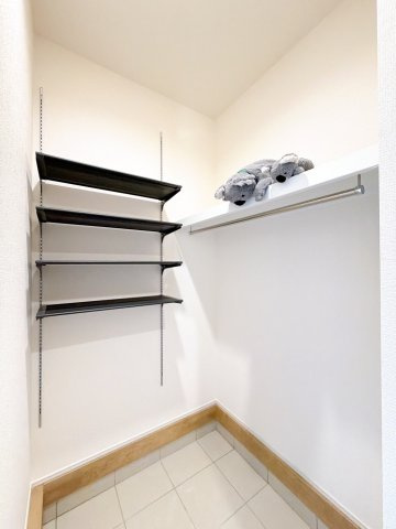 【収納】 | 前橋市北代田町　新築住宅 | シューズインクローゼットには可動棚付き収納、ハンガーパイプ付き収納があり、帰宅時にコートや傘などお部屋に持ち込まず収納できます。
