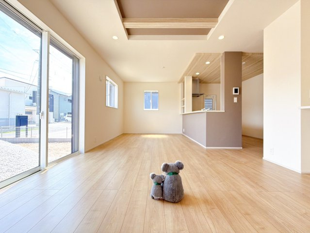 【居間・リビング】 | 前橋市北代田町　新築住宅 | ≪LDK≫
陽当りも良いリビング。
光が差し込む明るい空間はいつもの時間をより特別に…穏やかなひと時を一層充実した時間へ変えてくれます。