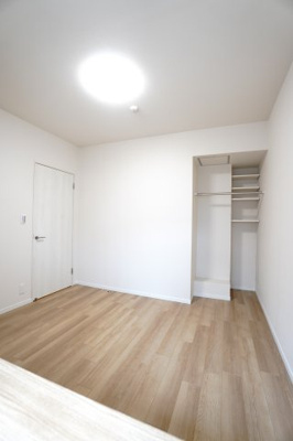 【洋室】 | 【上質リフォーム】スターランド矢野駅前 | 【洋室約5.8帖】
こども部屋をコーディネート！このぐらいの広さがあれば、 
お子さんの好きな色やモチーフを使ったコーディネートで、
勉強もお片付けも全部楽しいお気に入りの空間にしていけそうですね！