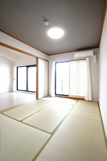 【和室】 | 【上質リフォーム】スターランド矢野駅前 | 【和室6.0帖】
色々な用途で使える本居室。
回遊動線を採用する本物件の和室は、
普段は是非、奥様のユーティリティースペースとして
活用して頂ければと思います。
また、来客用の客間としてもOKです！