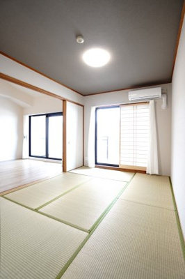 【和室】 | 【上質リフォーム】スターランド矢野駅前 | 【和室6.0帖】
色々な用途で使える本居室。
回遊動線を採用する本物件の和室は、
普段は是非、奥様のユーティリティースペースとして
活用して頂ければと思います。
また、来客用の客間としてもOKです！