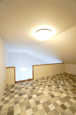 【収納】 | 【上質リフォーム】スターランド矢野駅前 | 【約5帖ロフト】
マンションの最上階で、かつ天井が斜めになっている構造でないと
このスペースは生み出させません。
本物件ならではの設備となります。
マンションは収納スペースが限られるので助かります。