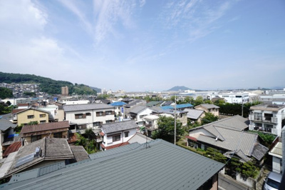 【展望】 | 【上質リフォーム】スターランド矢野駅前 | 【四季を感じる】
四季の移ろい・爽やかな青空や風を感じられ
自然を愉しめるパノラマビュー。
毎日の暮らしに余裕を感じさせてくれる、
遮る物の無い開放的な眺望を是非、ご堪能ください。