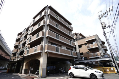 【外観】 | 【上質リフォーム】スターランド矢野駅前 | 【耐震性】
耐震性の高さを判断するポイントは、
建築確認申請日が1981年6月1日以降の
新耐震基準に適合しているかどうか。
震度６程度の大地震でも
建物が崩壊しないレベルが基準になりました。