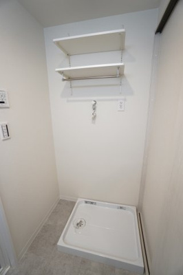 【独立洗面台】 | 【上質リフォーム】スターランド矢野駅前 | 【パウダールーム】
嬉しい、タオル掛け付きの2段可動式のリネンラック。
しかも装着が楽なワンタッチ式の給水栓！
洗濯機置場はドラム式の洗濯機も入るサイズですが、
お手持ちのサイズが入るか要確認です！