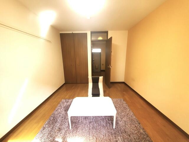 川崎市麻生区高石１丁目のアパートの居間・リビング