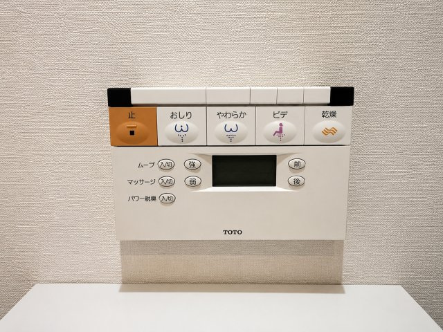 足立区神明1丁目 売戸建の設備|温水洗浄便座を壁付けリモコンでスマートに操作。使い勝手の良い仕様です。