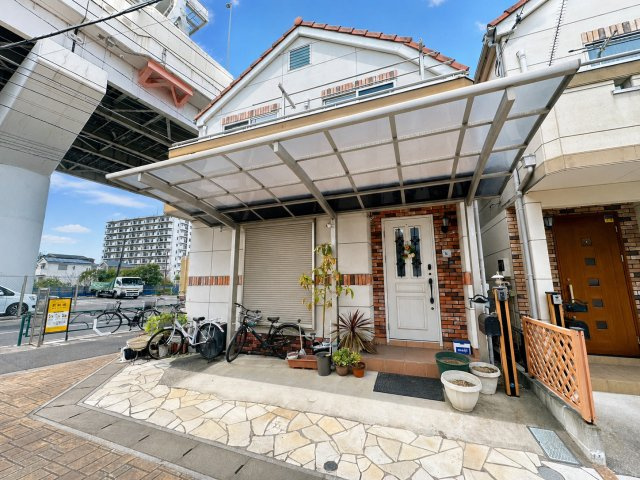 足立区神明1丁目 売戸建の外観|南西角地の心地よい陽光と風を満喫。カーポート付きで暮らしにゆとりを。