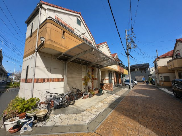 足立区神明1丁目 売戸建の前面道路含む現地写真|開放感あふれる角地。陽当たり・風通しともに良好な心地よい住まいです。