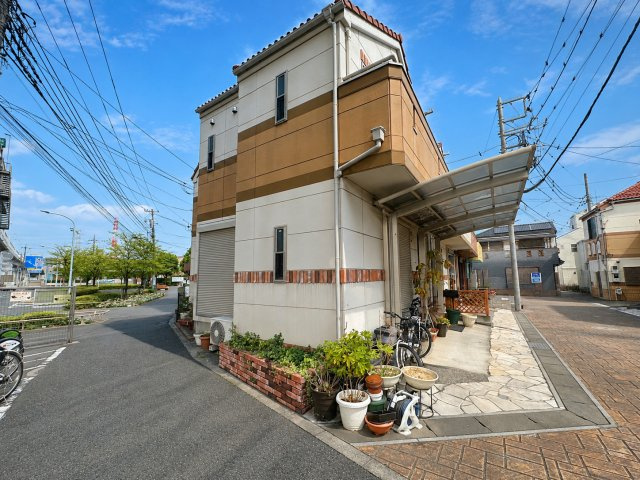 足立区神明1丁目 売戸建の前面道路含む現地写真|角地の開放感が魅力。街並みに映える、ゆとりある住まいです。