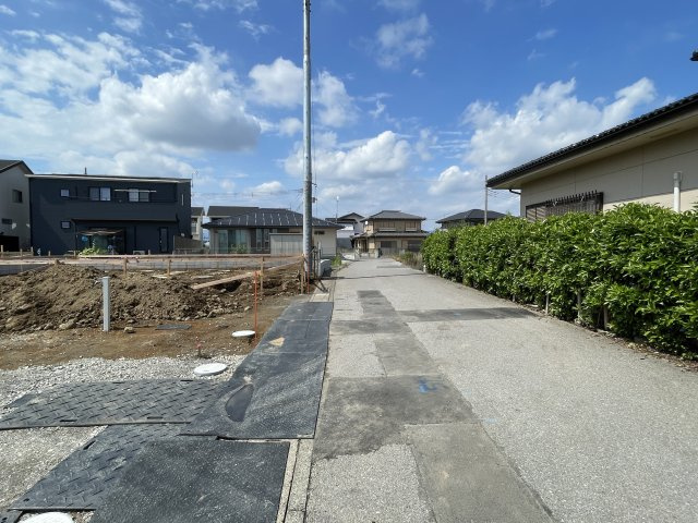 新築戸建・新築建売　伊勢崎市豊城町第2　殖蓮小学校・殖蓮中学校の前面道路含む現地写真
