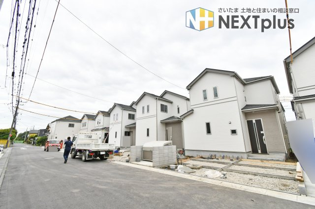 伊奈町栄１丁目46番　全8棟　C号棟の前面道路含む現地写真
