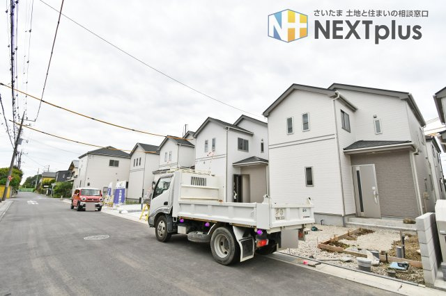 伊奈町栄１丁目46番　全8棟　D号棟の前面道路含む現地写真