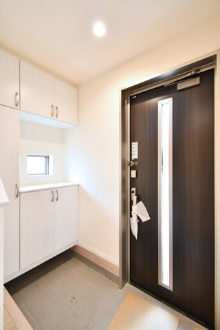伊奈町栄１丁目46番　全8棟　Ｅ号棟の玄関