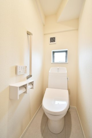 伊奈町栄１丁目46番　全8棟　Ｅ号棟のトイレ