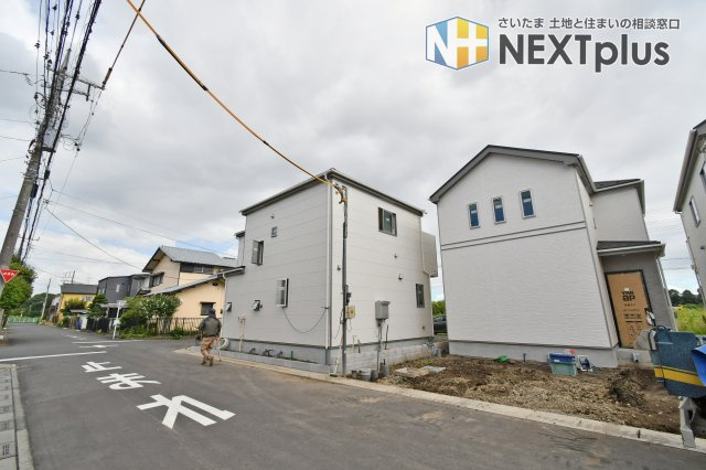 伊奈町栄１丁目46番　全８棟　G号棟の前面道路含む現地写真