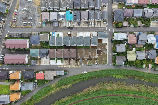 伊奈町栄１丁目46番　全8棟　I号棟の前面道路含む現地写真