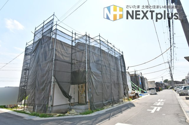 伊奈町栄１丁目46番　全8棟　O号棟の前面道路含む現地写真