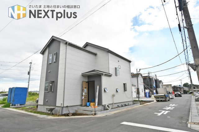 伊奈町栄１丁目46番　全8棟　O号棟の前面道路含む現地写真
