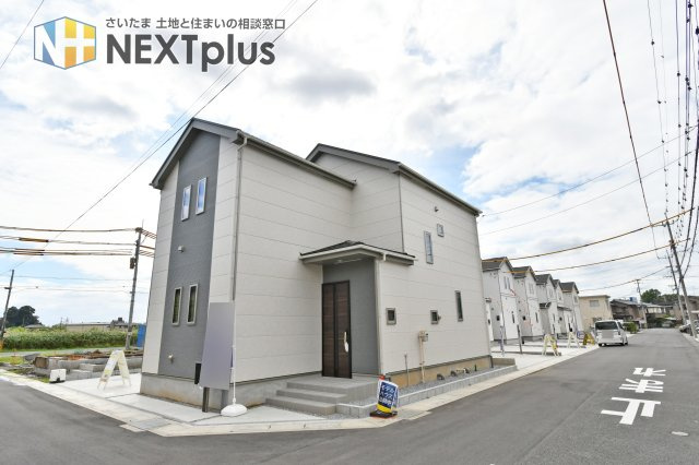 伊奈町栄１丁目46番　全8棟　O号棟の前面道路含む現地写真