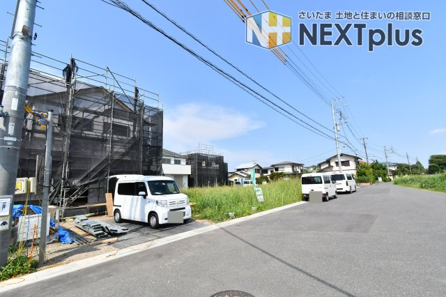 伊奈町栄１丁目46番　全8棟　K号棟の前面道路含む現地写真