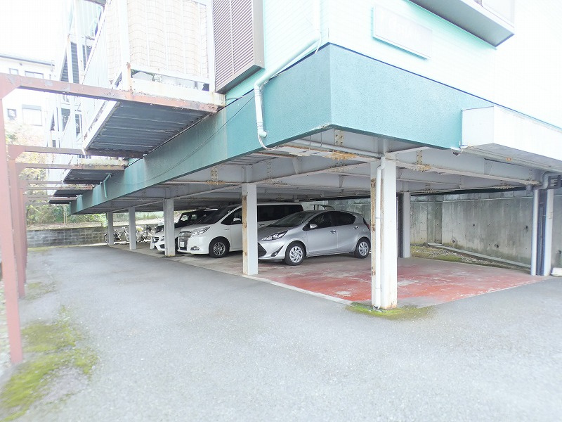 セ・ラヴィの駐車場